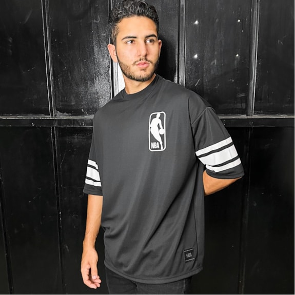Camiseta NBA Oversized Logoman Preto e Branco - Masculino