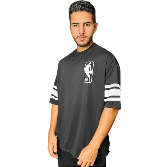 Camiseta NBA Oversized Logoman Preto e Branco - Masculino